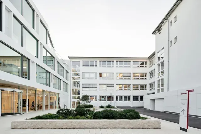 Ein großes weißes Gebäude vom Campus Beurer, Ulm