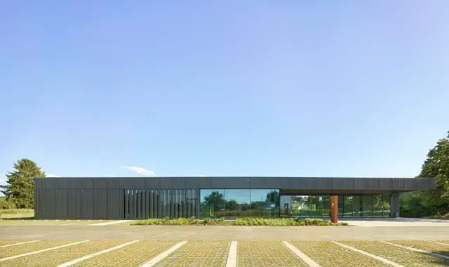 Ein großes Gebäude mit vielen Fenstern und einem Parkplatz davor vom Bildungszentrum GARP Nürtingen
