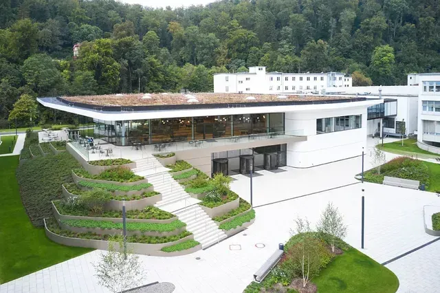 Eine Luftaufnahme eines großen Gebäudes neben einem Fluss.