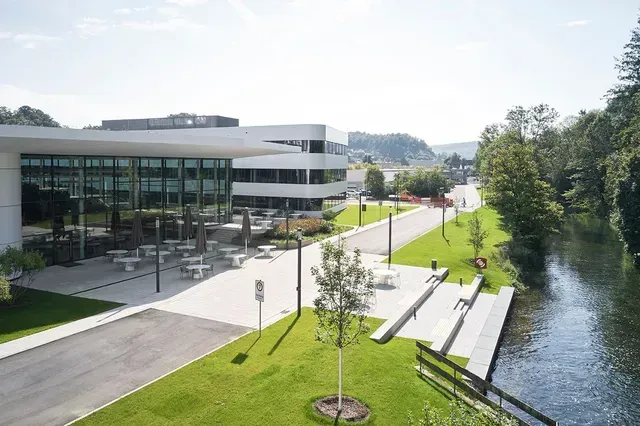 Eine Luftaufnahme von Paul Hartmann AG, Neubau Forum und Office.