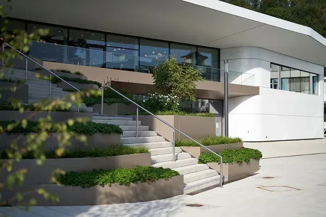 Ein weißes Gebäude, zu dem eine Treppe hinaufführt.