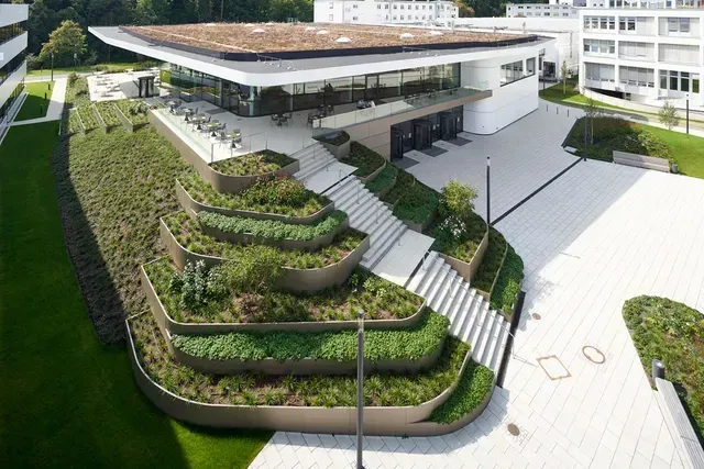 Eine Luftaufnahme eines großen Gebäudes neben einem Fluss.