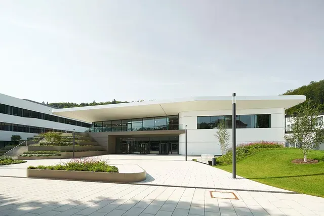 Ein großes weißes Gebäude mit Treppen, die hinaufführen