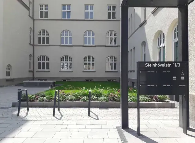 Ein Gebäude mit einem Briefkasten davor