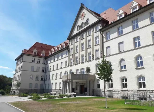 Ein großes weißes Gebäude mit einem roten Dach von Wohnen am Safranberg, Ulm Instone Real Estate