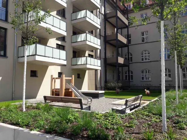 Ein großes Wohnhaus mit Balkonen von Wohnen am Safranberg, Ulm Instone Real Estate