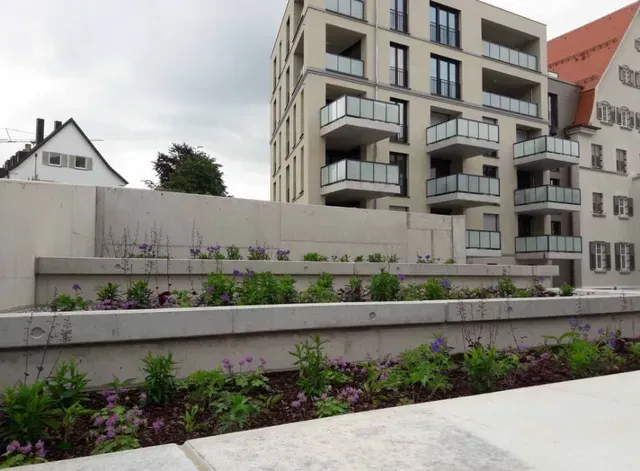 Ein großes Wohnhaus mit Balkonen von Wohnen am Safranberg, Ulm Instone Real Estate