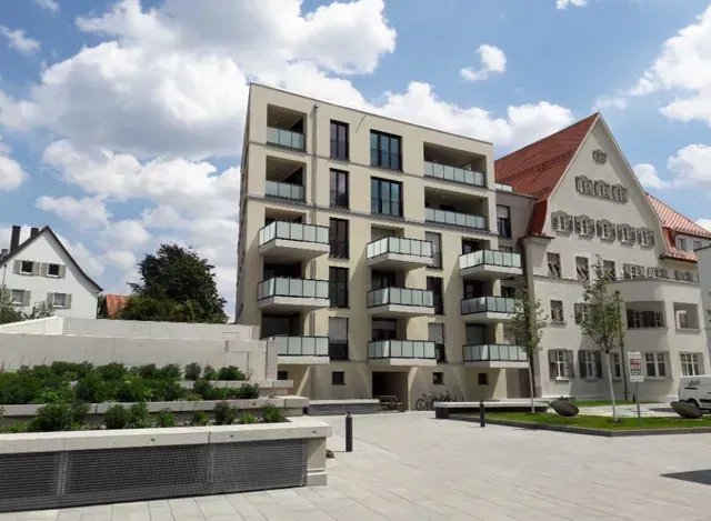 Ein großes Wohnhaus mit Balkonen von Wohnen am Safranberg, Ulm Instone Real Estate
