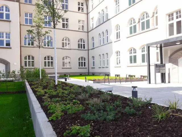 Ein großes weißes Gebäude mit vielen Fenstern von Wohnen am Safranberg, Ulm Instone Real Estate