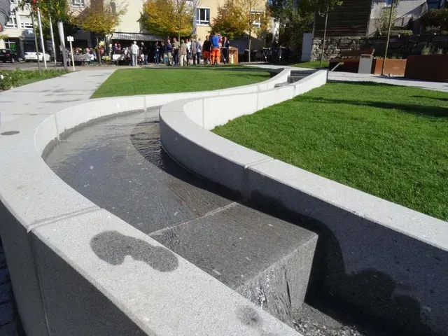 Eine Rasenfläche mit einem Betonweg beim Grüner Anger Plüderhausen