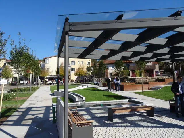 Eine Gruppe von Menschen steht unter einer Pergola in einem Park