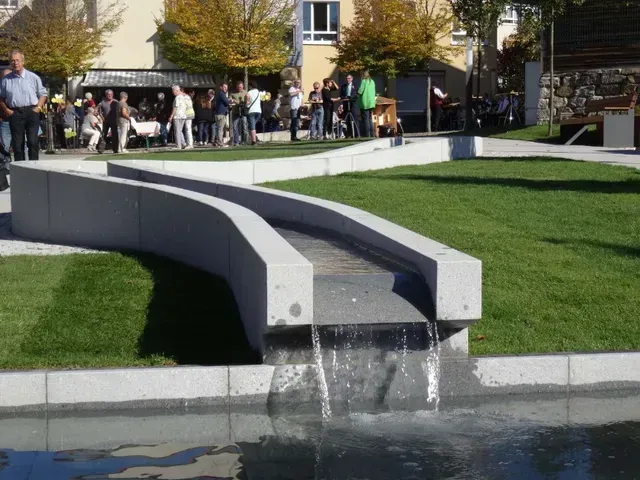 Eine Karte eines Parks mit Bäumen und Gebäuden im Hintergrund.