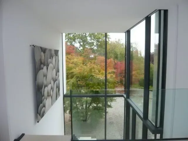 Ein großes Fenster mit einem Bild von Felsen an der Wand