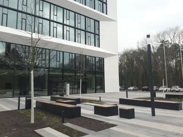 Ein großes weißes Gebäude mit vielen Fenstern von Zeiss Innovation Hub @ KIT Karlsruher Institut für Technologie Campus Nord