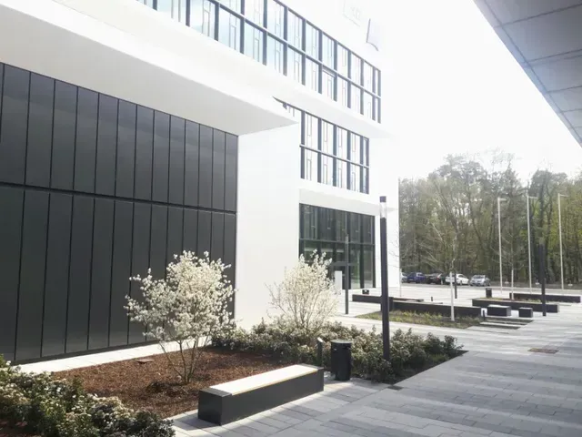 Ein großes Gebäude mit vielen Fenstern und Bäumen davor von Zeiss Innovation Hub @ KIT Karlsruher Institut für Technologie Campus Nord