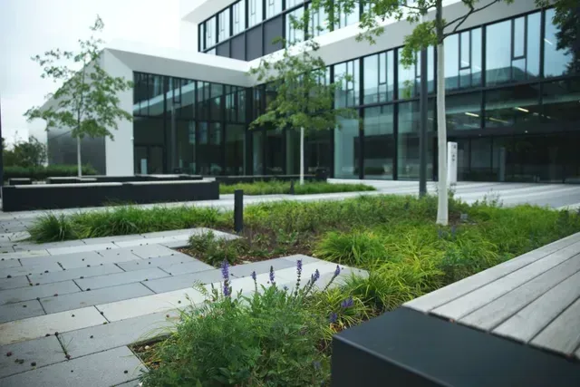 Ein großes Gebäude mit vielen Fenstern und Bäumen davor