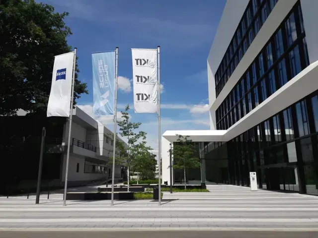 Ein Gebäude mit einem Schild mit der Aufschrift „Tix“ bei Zeiss Innovation Hub @ KIT Karlsruher Institut für Technologie Campus Nord