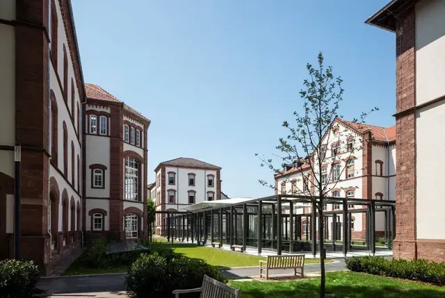 Ein Backsteingebäude vom Neubau der CATS Universität Heidelberg