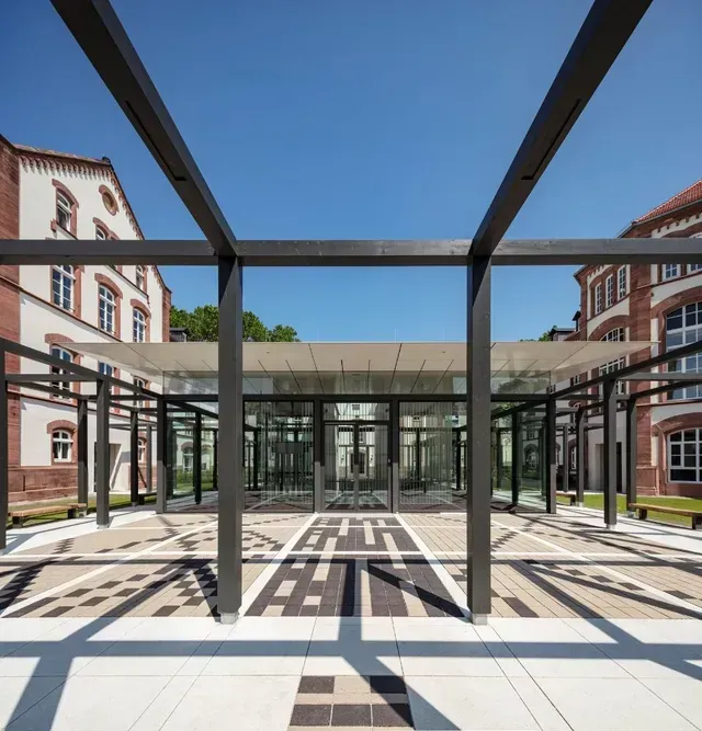 Ein großes Gebäude mit Glasdach vom Neubau der CATS Universität Heidelberg