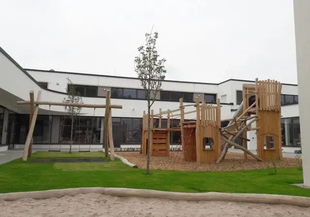 Ein Spielplatz mit Rutsche und Kletterwand von Martin-Luther-Hof | Neubau KiTa und Umbau Kirche in Nürtingen