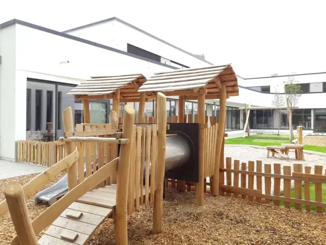 Ein Spielplatz mit Rutsche und Kletterwand von Martin-Luther-Hof | Neubau KiTa und Umbau Kirche in Nürtingen