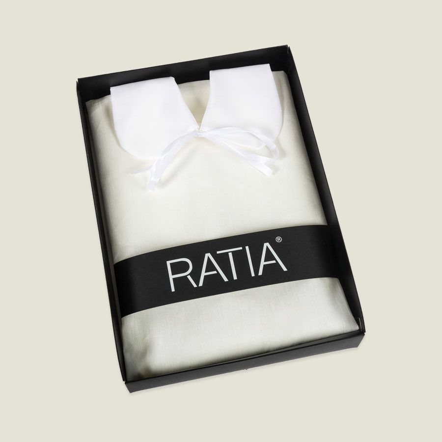 Valkoinen paita mustassa lahjarasiassa, jossa on musta ”RATIA”-nauha ja valkoinen rusetti.