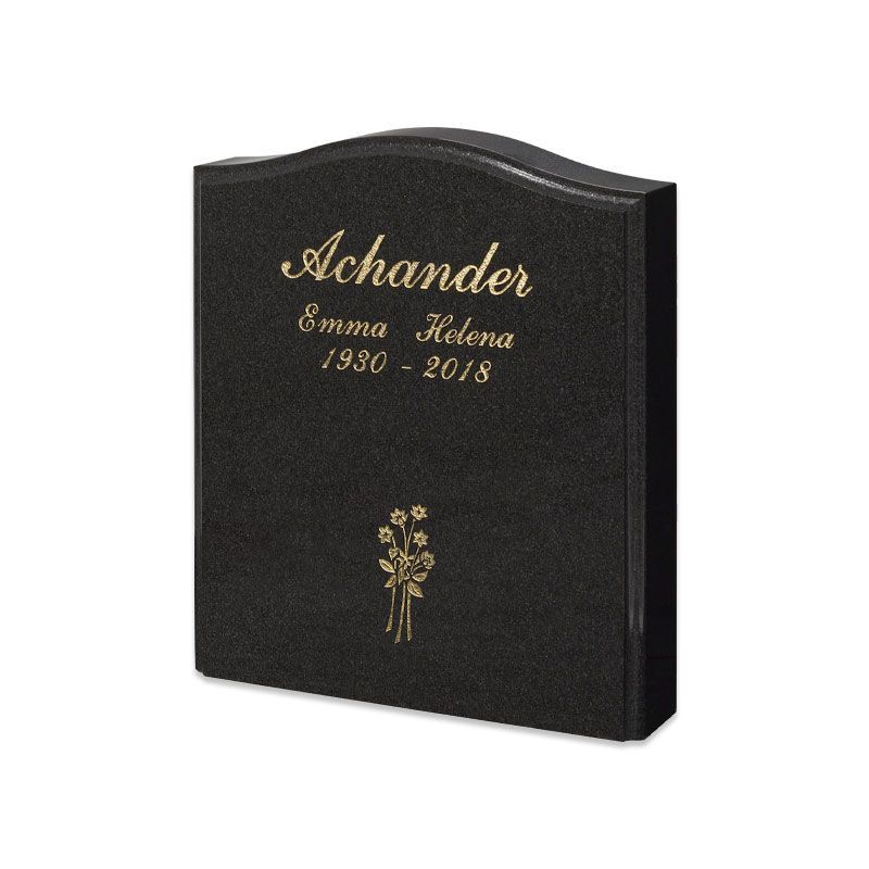 Musta muistolaatta, jossa kultainen teksti ja kukkakaiverrus, teksti ”Achander” ja vuosiluvut 1930–2018.