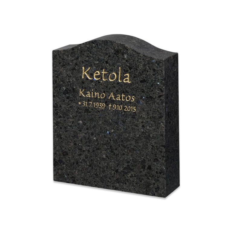 Mustasta graniitista tehty muistohautakivi, jossa kultaiset tekstit ”Ketola” ja ”Kaino Aatos”.