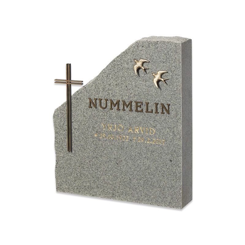 Harmaa graniittinen muistomerkki hautakivi, jossa risti ja kaksi lintuaiverrusta, kaiverrus ”NUMMELIN”
