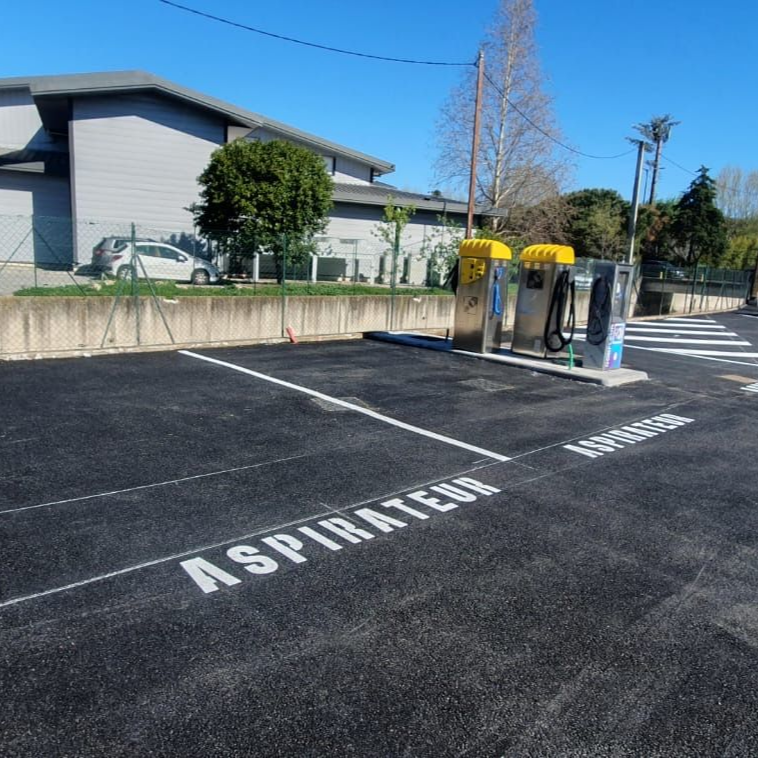 Marquage au sol des zones d'aspirateur d'une station de lavage auto.
