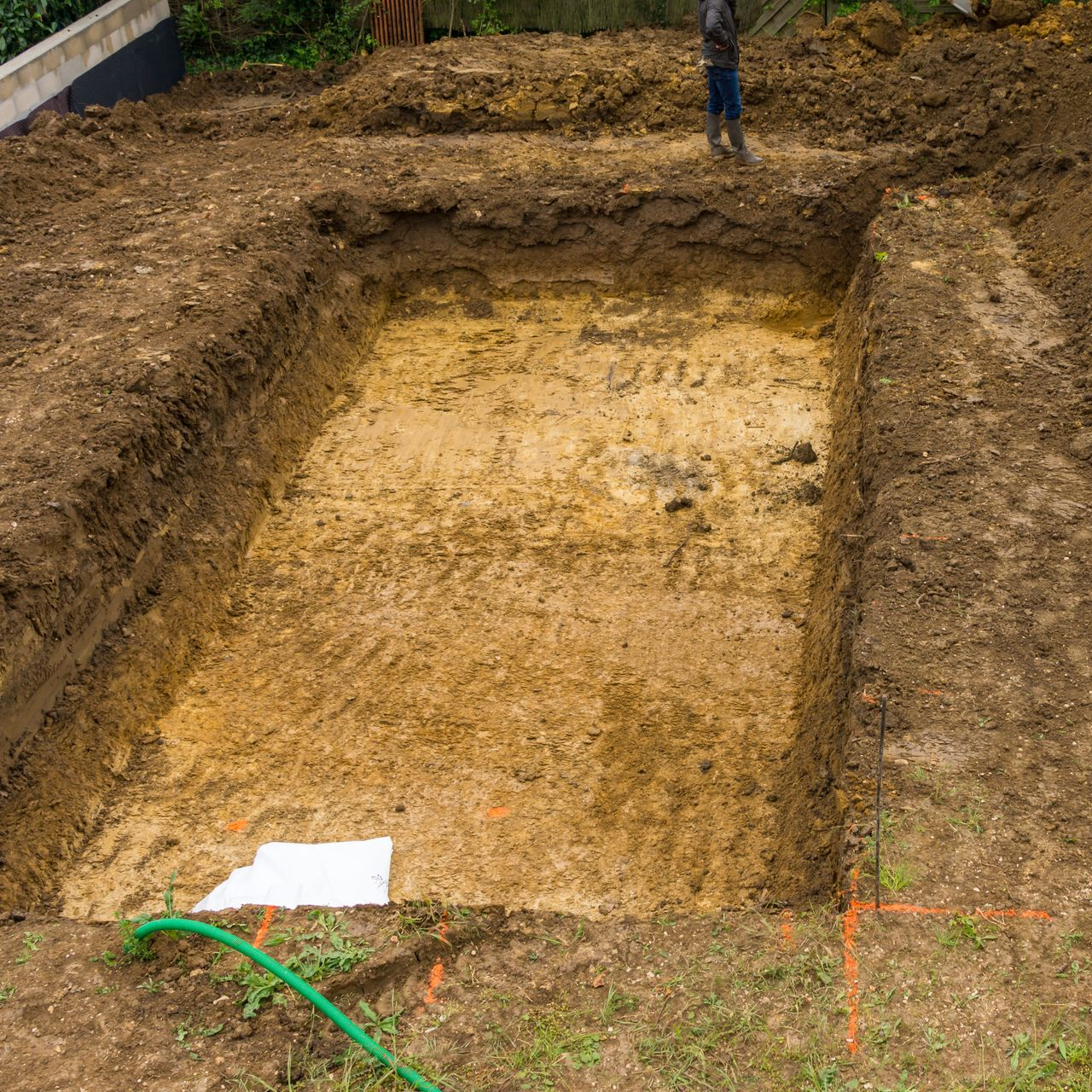 Un trou dans le sol pour recevoir la construction d'une piscine.
