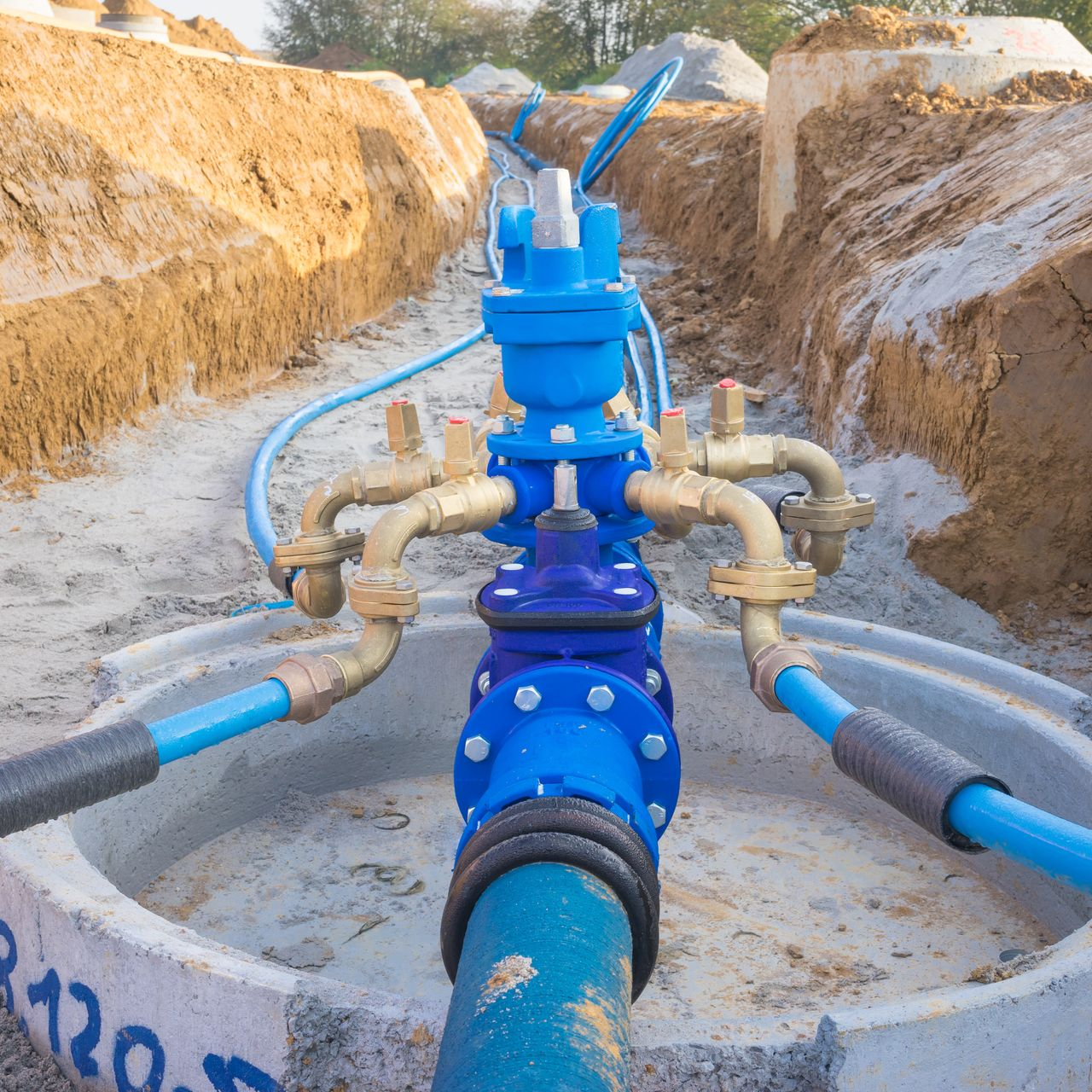 Raccordement de plusieurs arrivée d'eau dans une tranchée.
