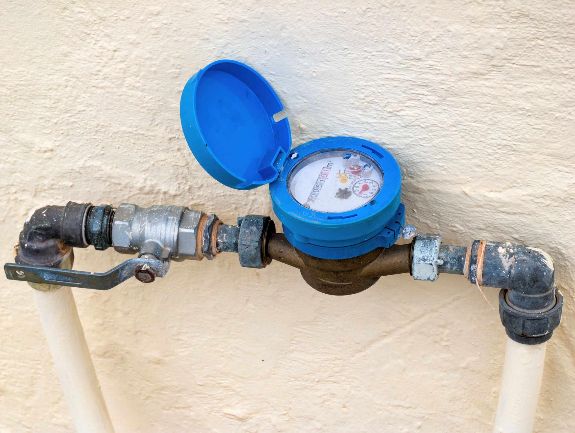 Raccordement à l'eau potable équipé d'un compteur.