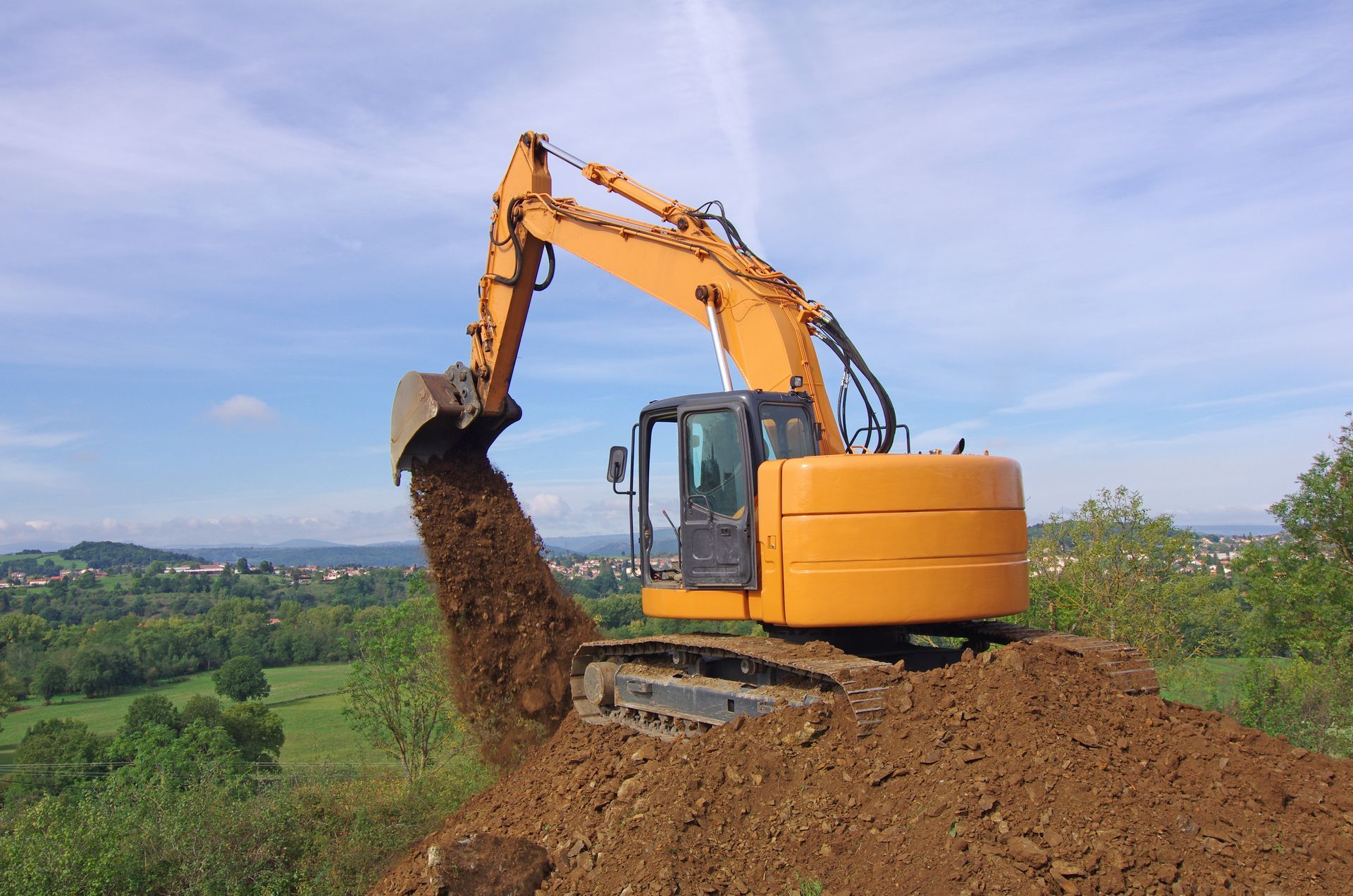 Un engin de chantier déplace de la terre.