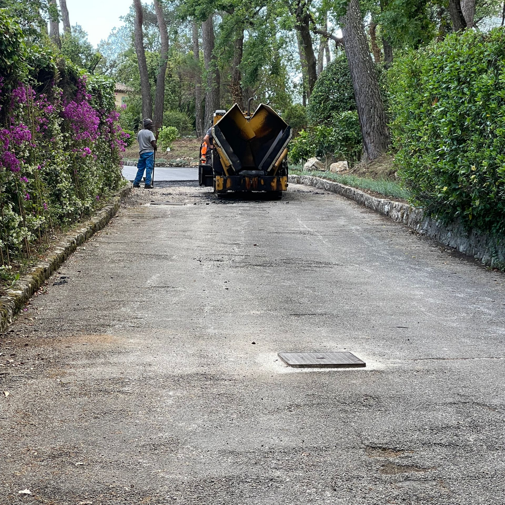 Terrassement et pose d'enrobé d'un chemin d'accès.
