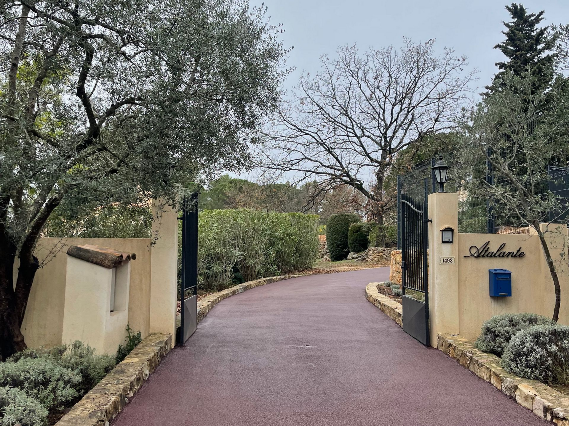 Allée avec un enrobé de couleur rouge.