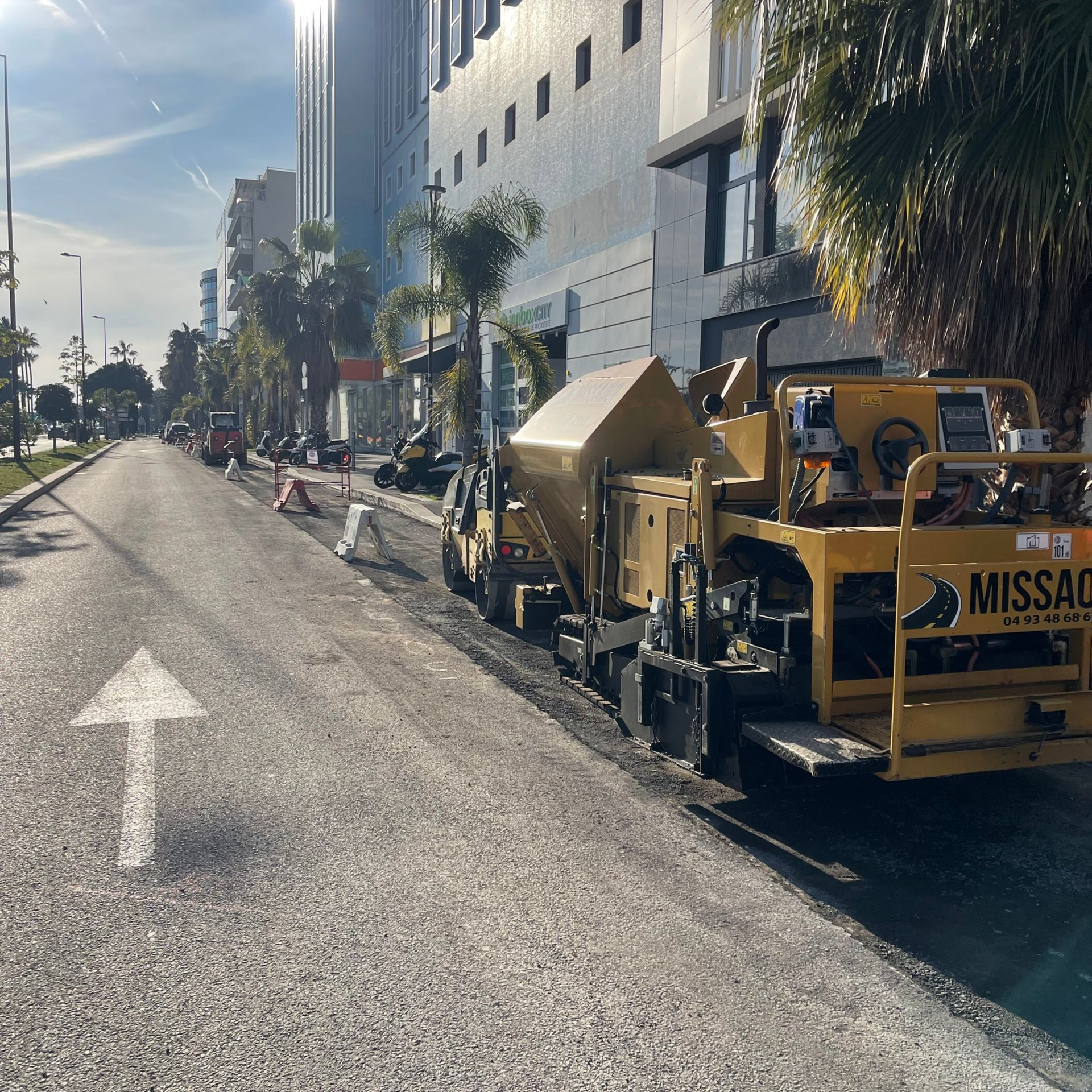 Réfection de la chaussée des stationnements d'une rue.