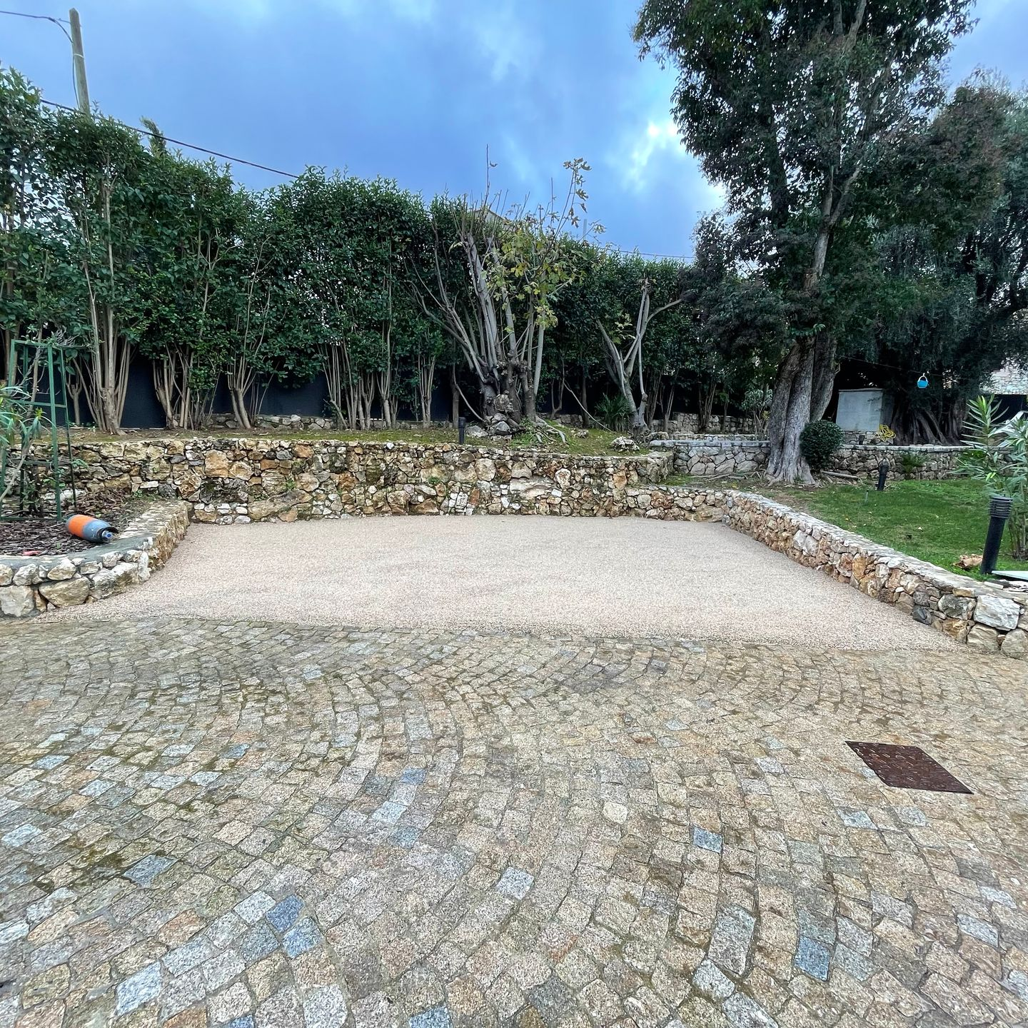 Pavage en pierre dans le jardin d'une propriété privée.