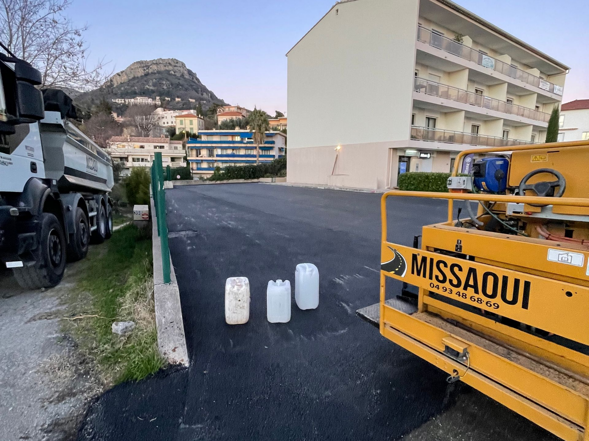 Engins de l'entreprise sur un chantier de pose d'enrobé.