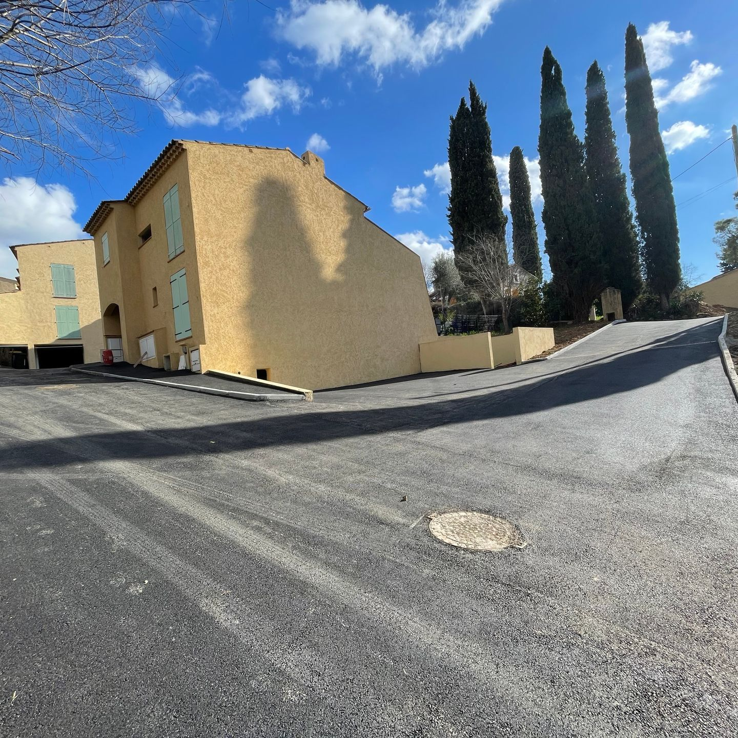 Carrefour de plusieurs routes refaites avec un nouvel enrobé.