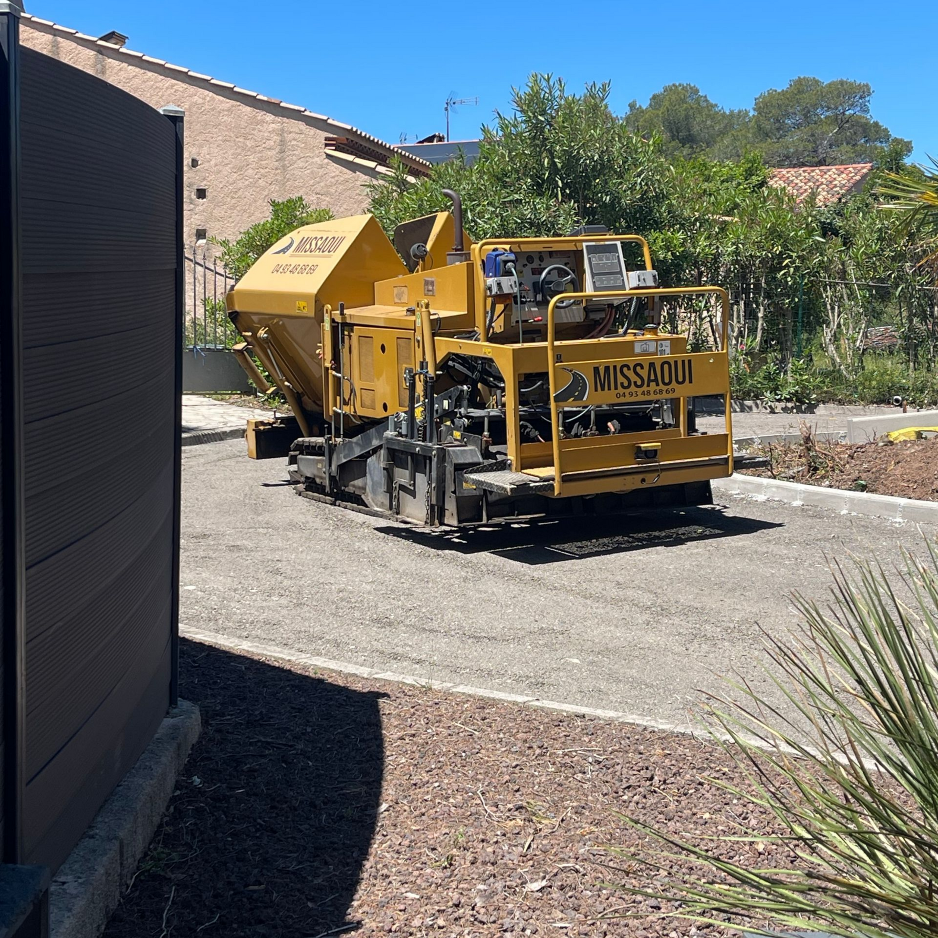 Engin de chantier pour la pose d'enrobé.
