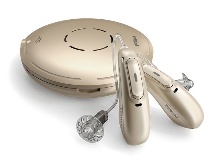 Appareils auditifs Phonak beiges avec étui de chargement.