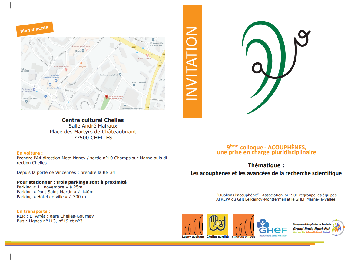 Public assis sur des chaises rouges lors d'une conférence. Sol en bois, murs sombres, décorations.