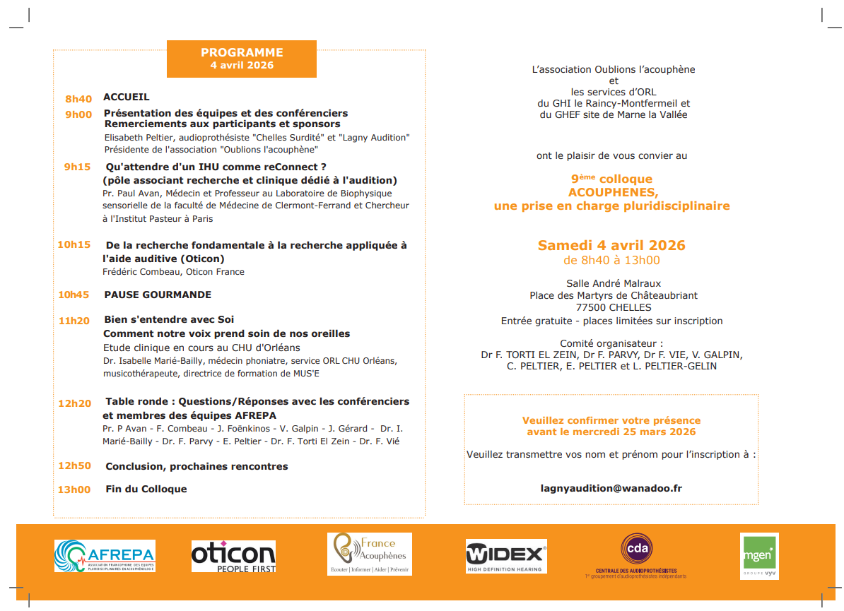 Dans un amphithéâtre, le public écoute une présentation sur un écran. Un homme parle dans un microphone.