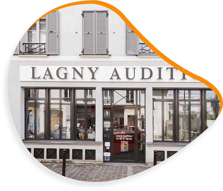 Façade du magasin Lagny Audition avec de grandes vitrines, une enseigne et une porte d'entrée.