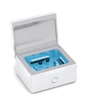 Boîte de désinfection blanche ouverte ; intérieur éclairé par une lumière bleue, avec un petit bouton sur le devant.