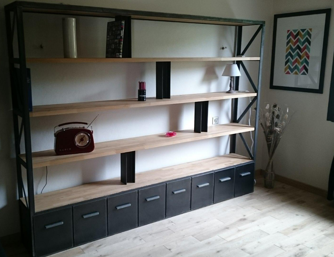 Une étagère en bois et métal