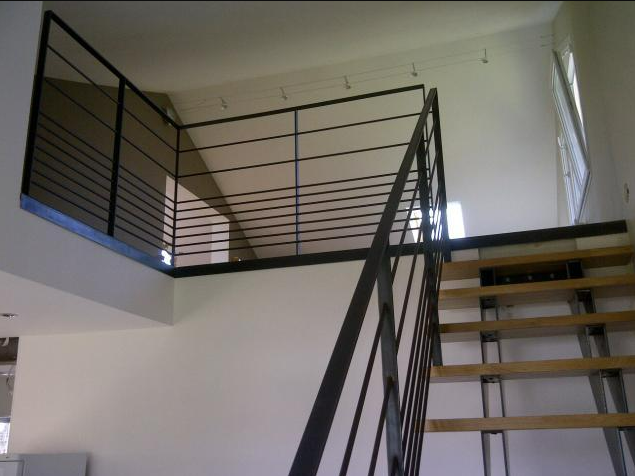 Escalier et garde-corps en métal noir