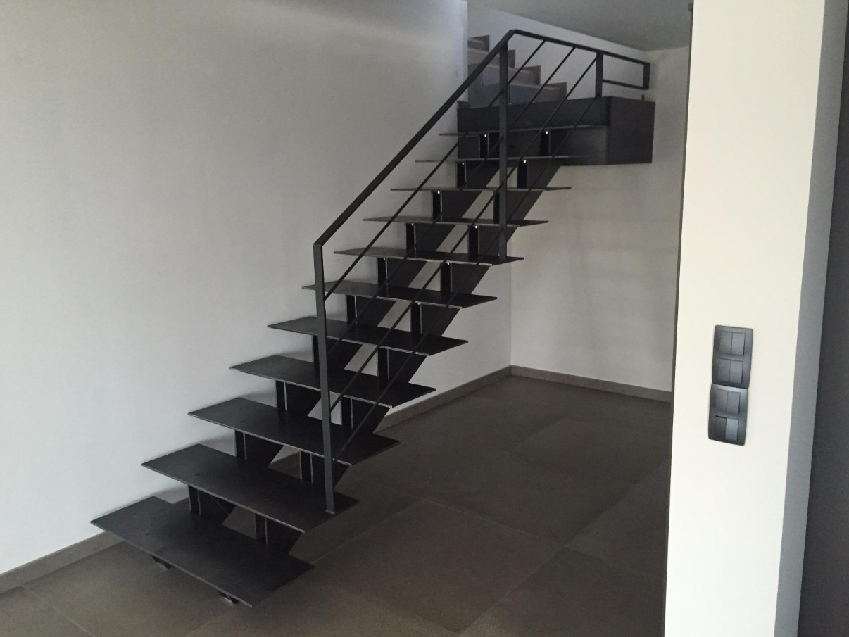 Un escalier droit métallique
