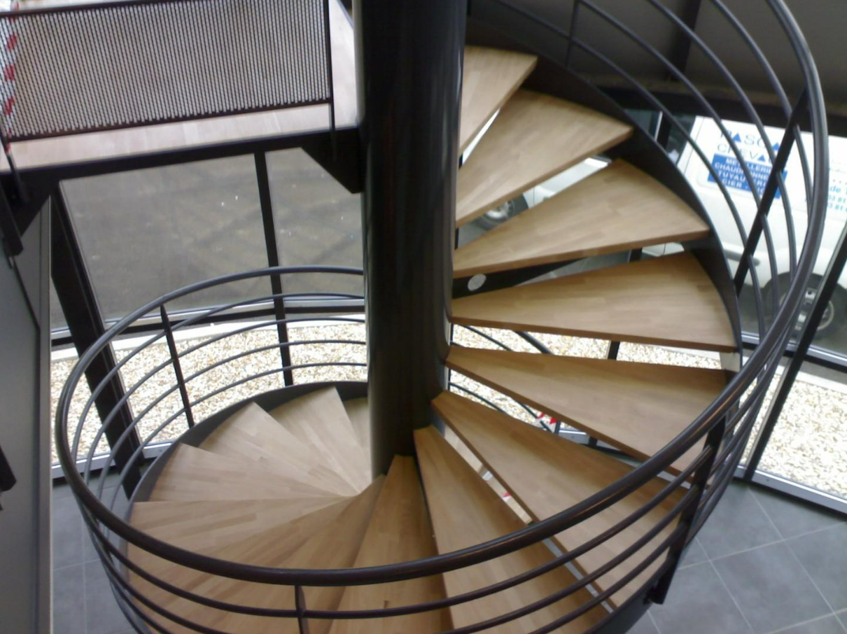 Escalier en colimaçon avec des marches en bois